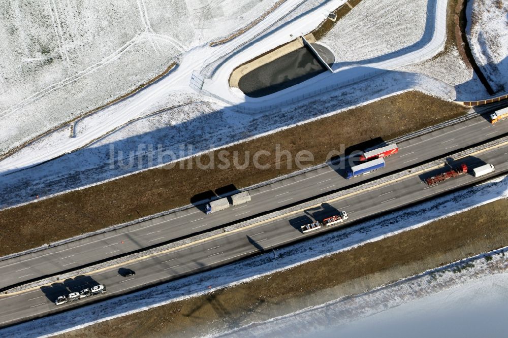 Magdala aus der Vogelperspektive: Autobahn- Streckenverlauf der winterlich schneebedeckten BAB A4 in Magdala im Bundesland Thüringen