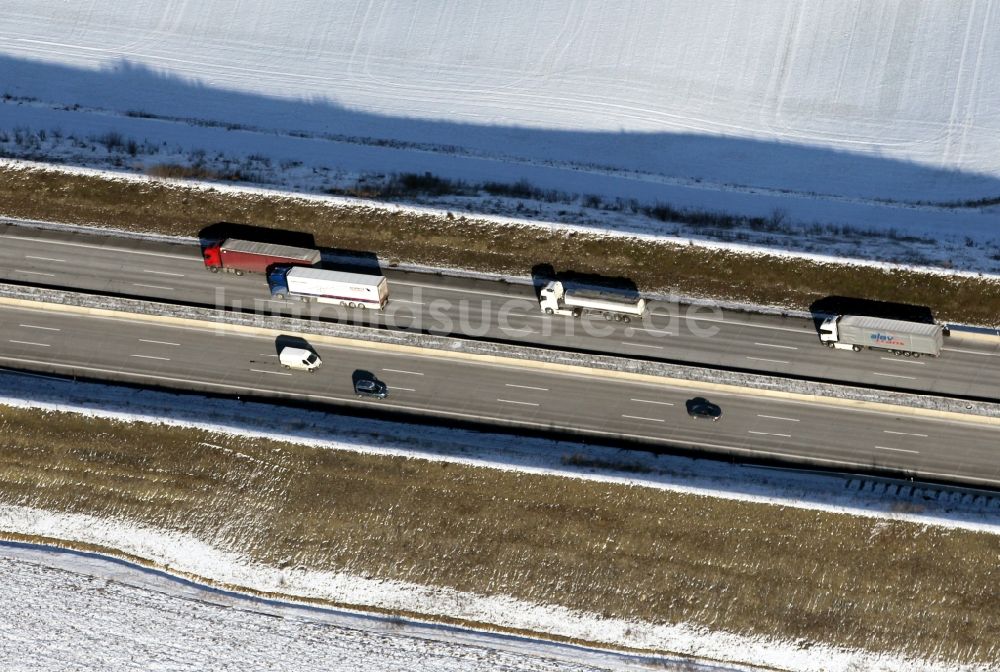 Luftaufnahme Magdala - Autobahn- Streckenverlauf der winterlich schneebedeckten BAB A4 in Magdala im Bundesland Thüringen