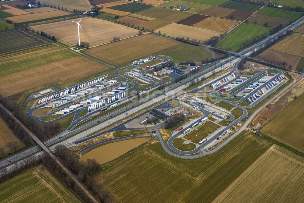 Schlückingen aus der Vogelperspektive: Autobahn- Tank- und Rastplatz der BAB A 44 Serways Raststätte Am Haarstrang in Schlückingen im Bundesland Nordrhein-Westfalen, Deutschland