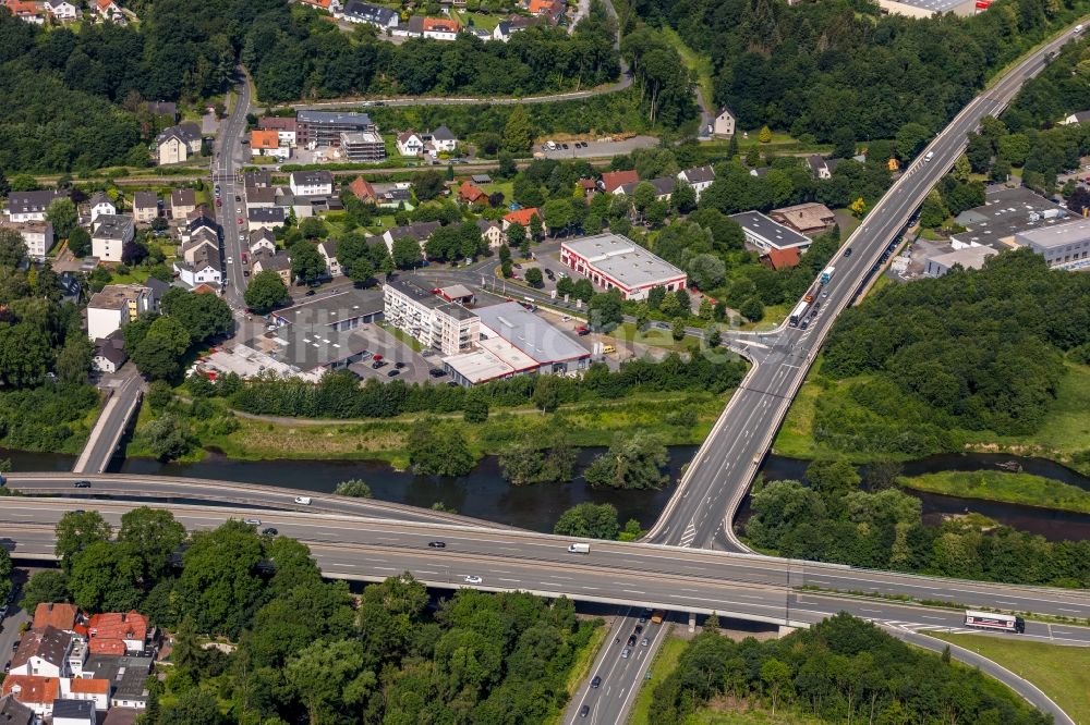 Arnsberg von oben - Autobahn- Trasse und Streckenverlauf der BAB A46 über der Landstraße L745 in Arnsberg im Bundesland Nordrhein-Westfalen, Deutschland