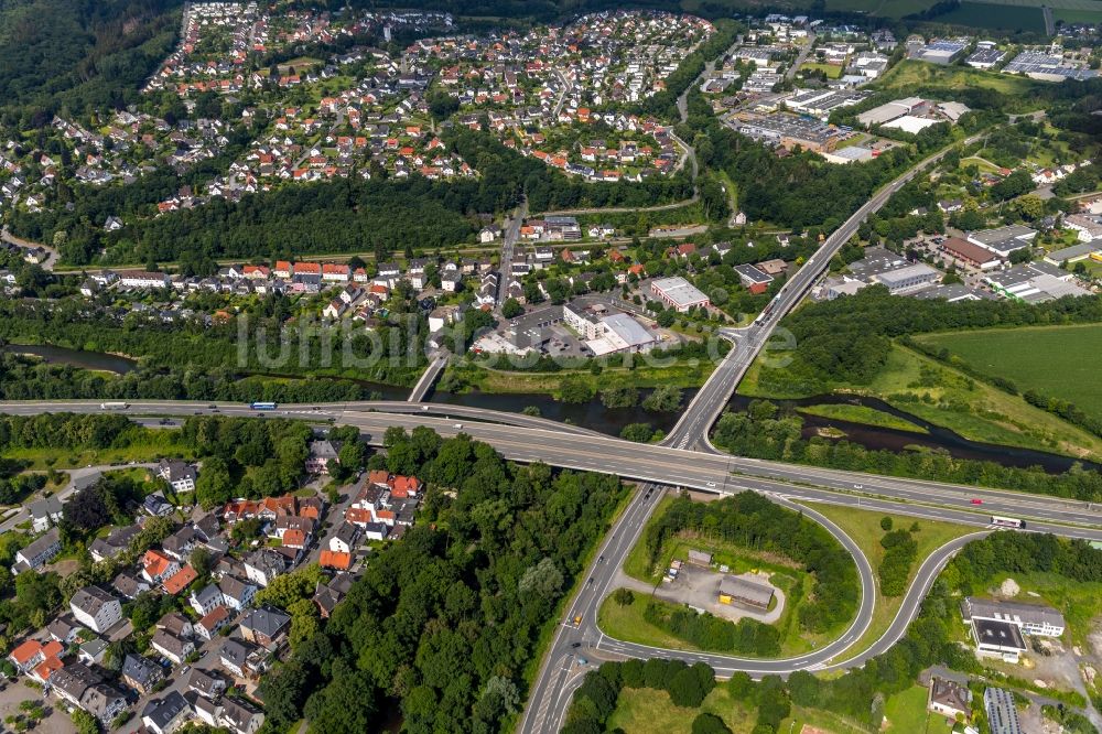 Arnsberg aus der Vogelperspektive: Autobahn- Trasse und Streckenverlauf der BAB A46 über der Landstraße L745 in Arnsberg im Bundesland Nordrhein-Westfalen, Deutschland