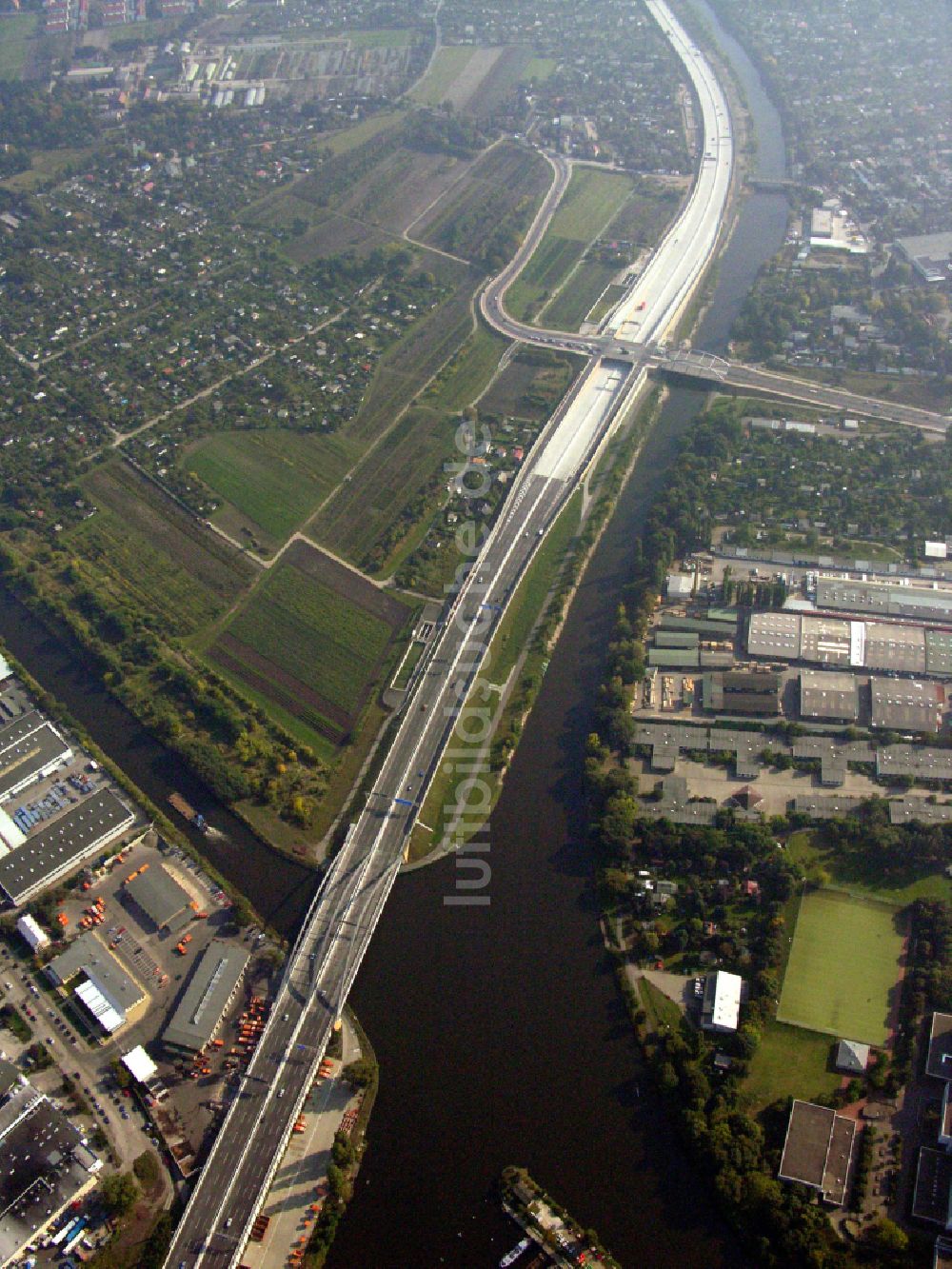 Luftaufnahme Berlin - Autobahn- Trasse und Streckenverlauf der BAB A113 in Berlin, Deutschland