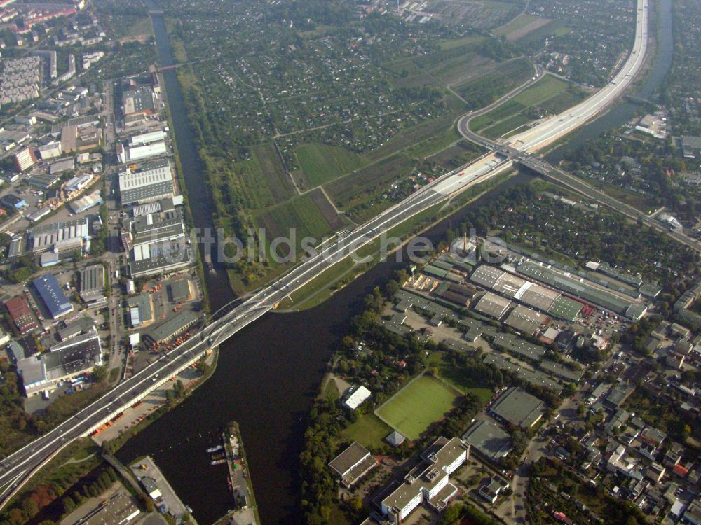 Berlin von oben - Autobahn- Trasse und Streckenverlauf der BAB A113 in Berlin, Deutschland