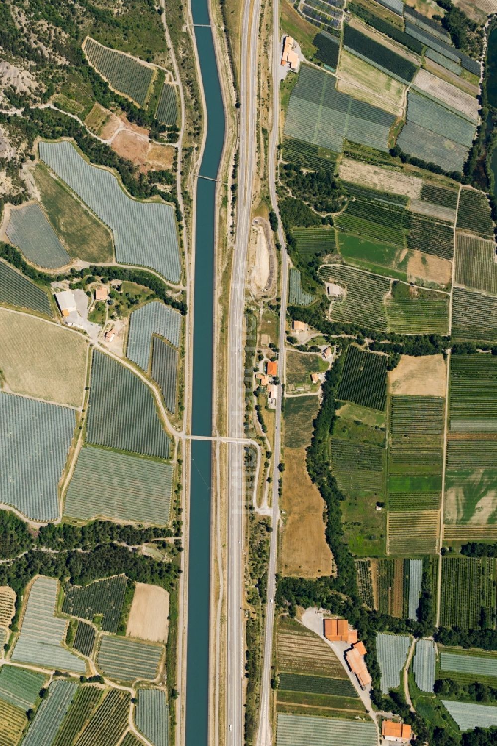 Luftaufnahme Vitrolles - Autobahn- Trasse und Streckenverlauf der BAB A51 und Kanal in Vitrolles in Provence-Alpes-Cote d'Azur, Frankreich