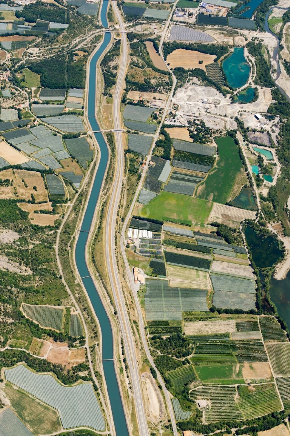 Vitrolles von oben - Autobahn- Trasse und Streckenverlauf der BAB A51 und Kanal in Vitrolles in Provence-Alpes-Cote d'Azur, Frankreich