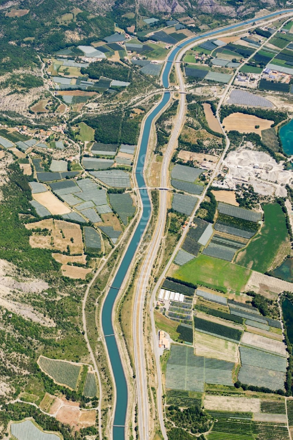 Vitrolles aus der Vogelperspektive: Autobahn- Trasse und Streckenverlauf der BAB A51 und Kanal in Vitrolles in Provence-Alpes-Cote d'Azur, Frankreich