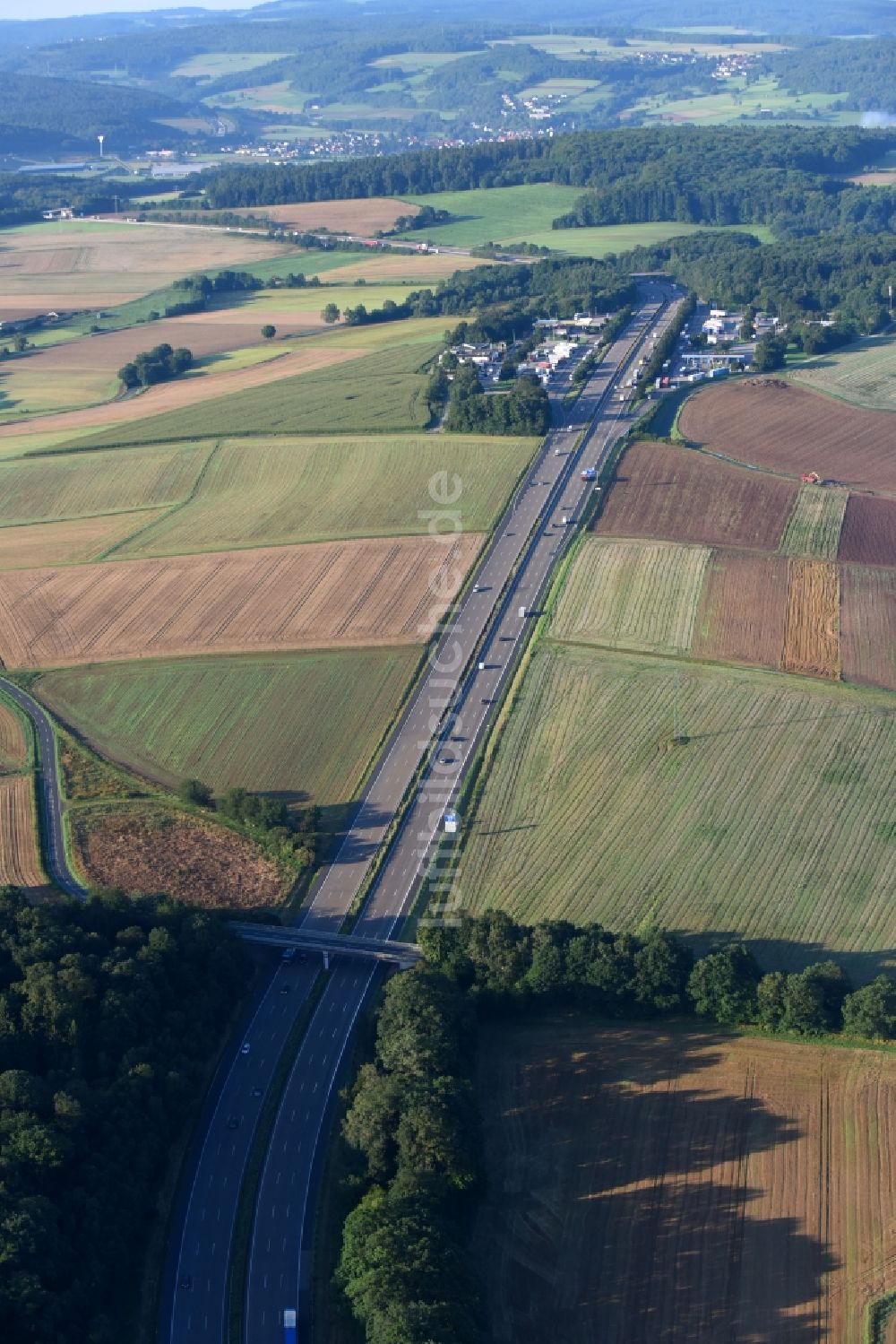 Luftaufnahme Oberbeisheim - Autobahn- Trasse und Streckenverlauf der BAB A7 in Oberbeisheim im Bundesland Hessen, Deutschland