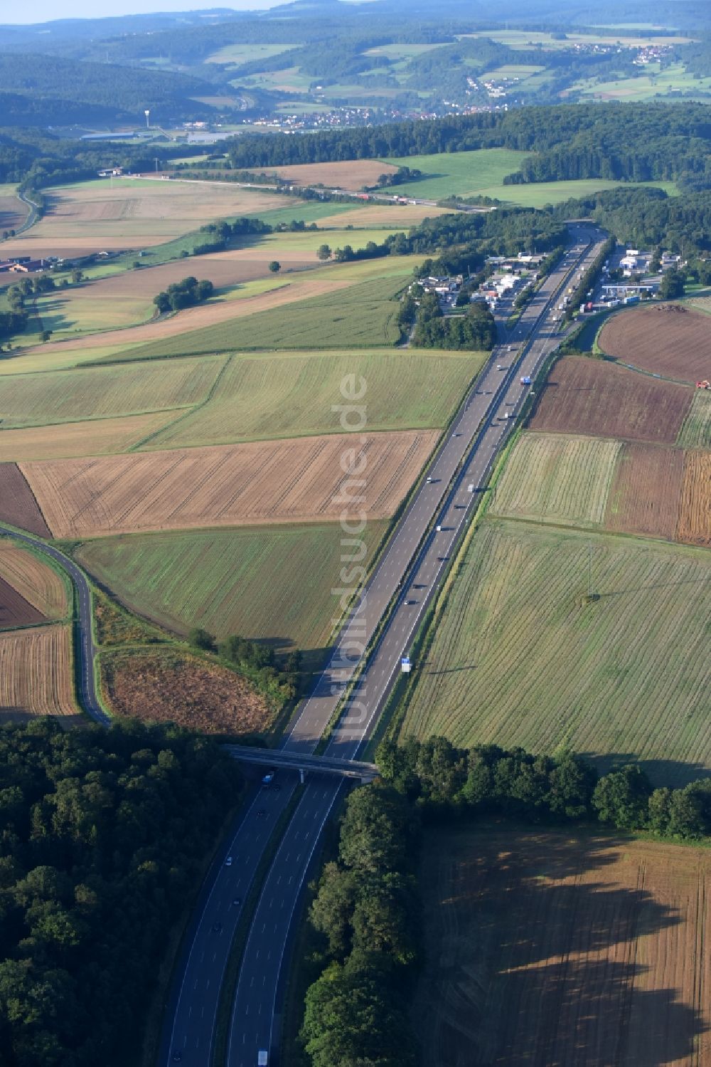 Oberbeisheim von oben - Autobahn- Trasse und Streckenverlauf der BAB A7 in Oberbeisheim im Bundesland Hessen, Deutschland