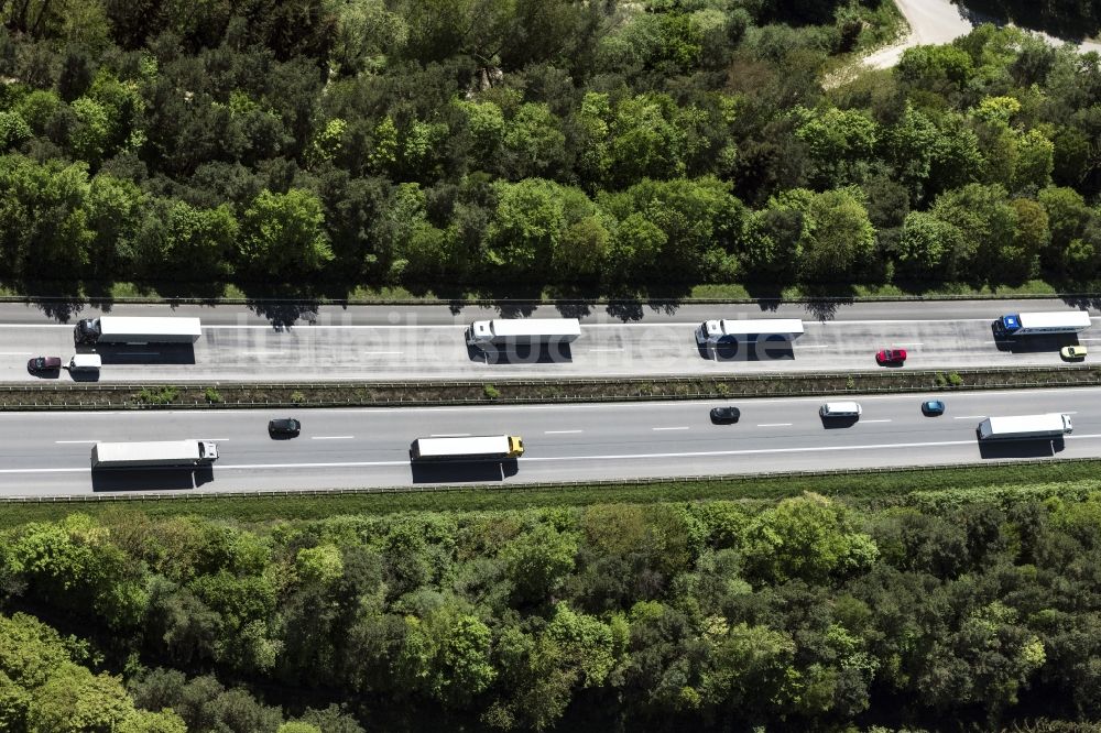 Rheinböllen aus der Vogelperspektive: Autobahn- Trasse und Streckenverlauf der BAB A61 in Rheinböllen im Bundesland Rheinland-Pfalz, Deutschland