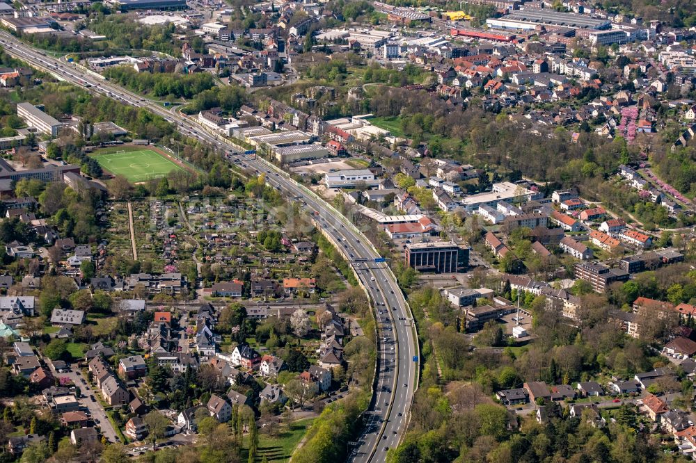 Luftaufnahme Bochum - Autobahn- Trasse und Streckenverlauf der BAB A40 Ruhrschnellweg in Bochum im Bundesland Nordrhein-Westfalen, Deutschland