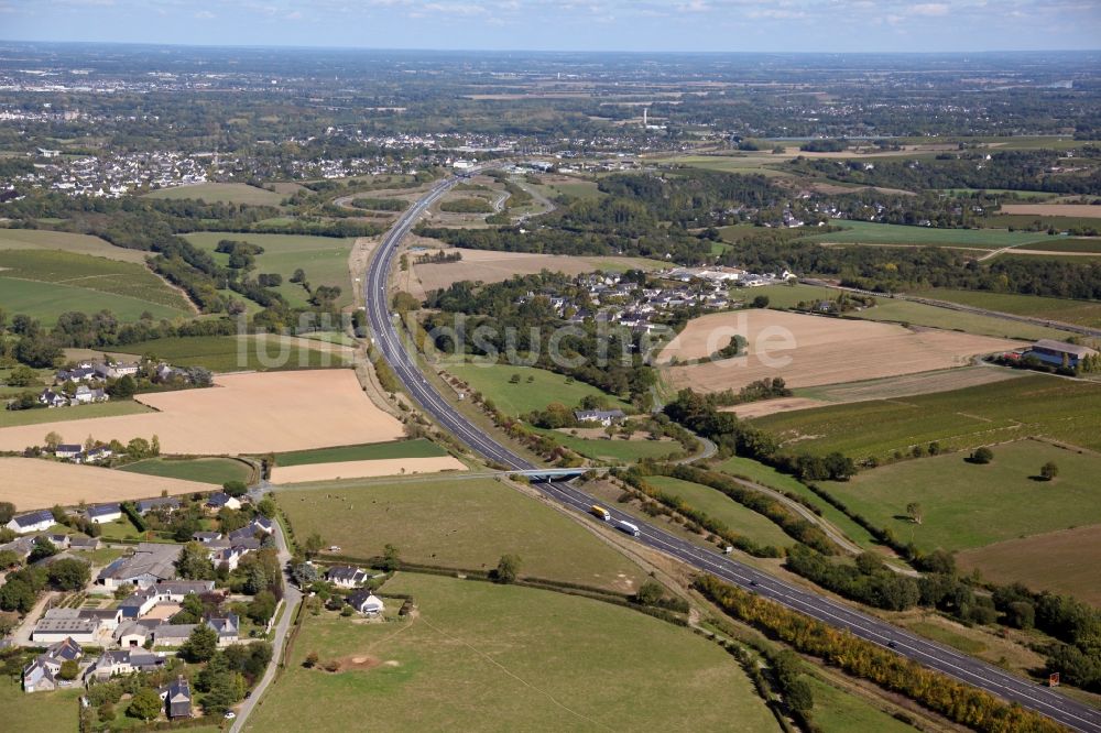 Murs Erigne aus der Vogelperspektive: Autobahn- Trasse und Streckenverlauf der französischen Autobahn A 87 in Murs Erigne in Pays de la Loire, Frankreich