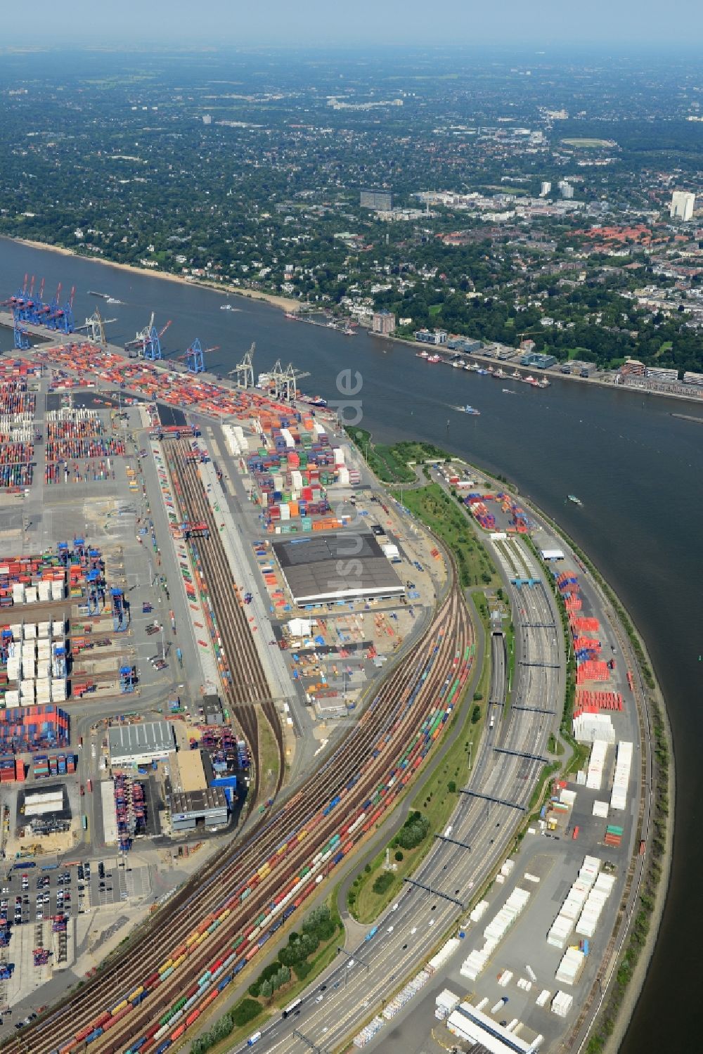 Luftaufnahme Hamburg - Autobahn- Tunnelbauwerk der BAB A7 -Elbtunnel am Containerhafen des Binnenhafen HHLA - Burchardkai in Hamburg