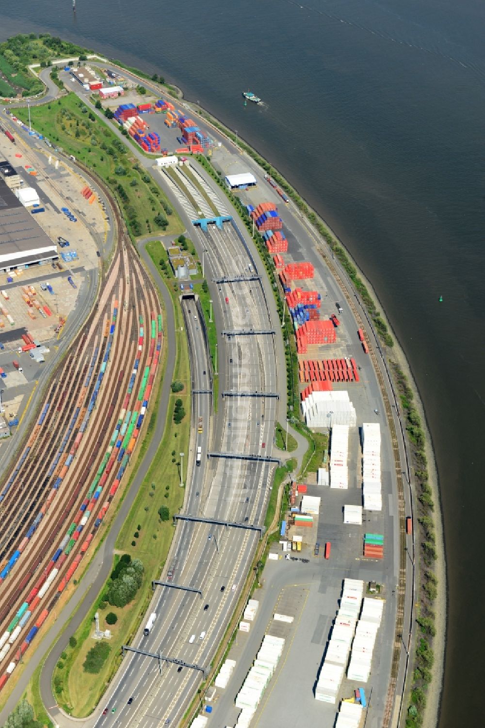 Hamburg von oben - Autobahn- Tunnelbauwerk der BAB A7 -Elbtunnel am Containerhafen des Binnenhafen HHLA - Burchardkai in Hamburg