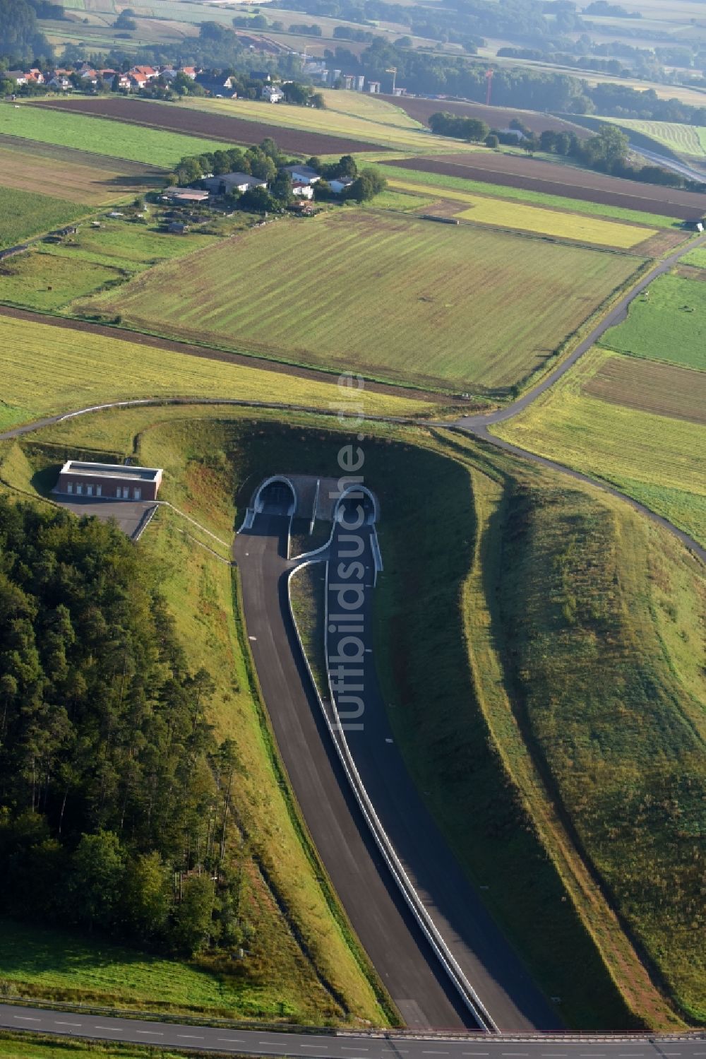 Schwalmstadt aus der Vogelperspektive: Autobahn- Tunnelbauwerk der BAB A49 Frankenhain in Schwalmstadt im Bundesland Hessen, Deutschland