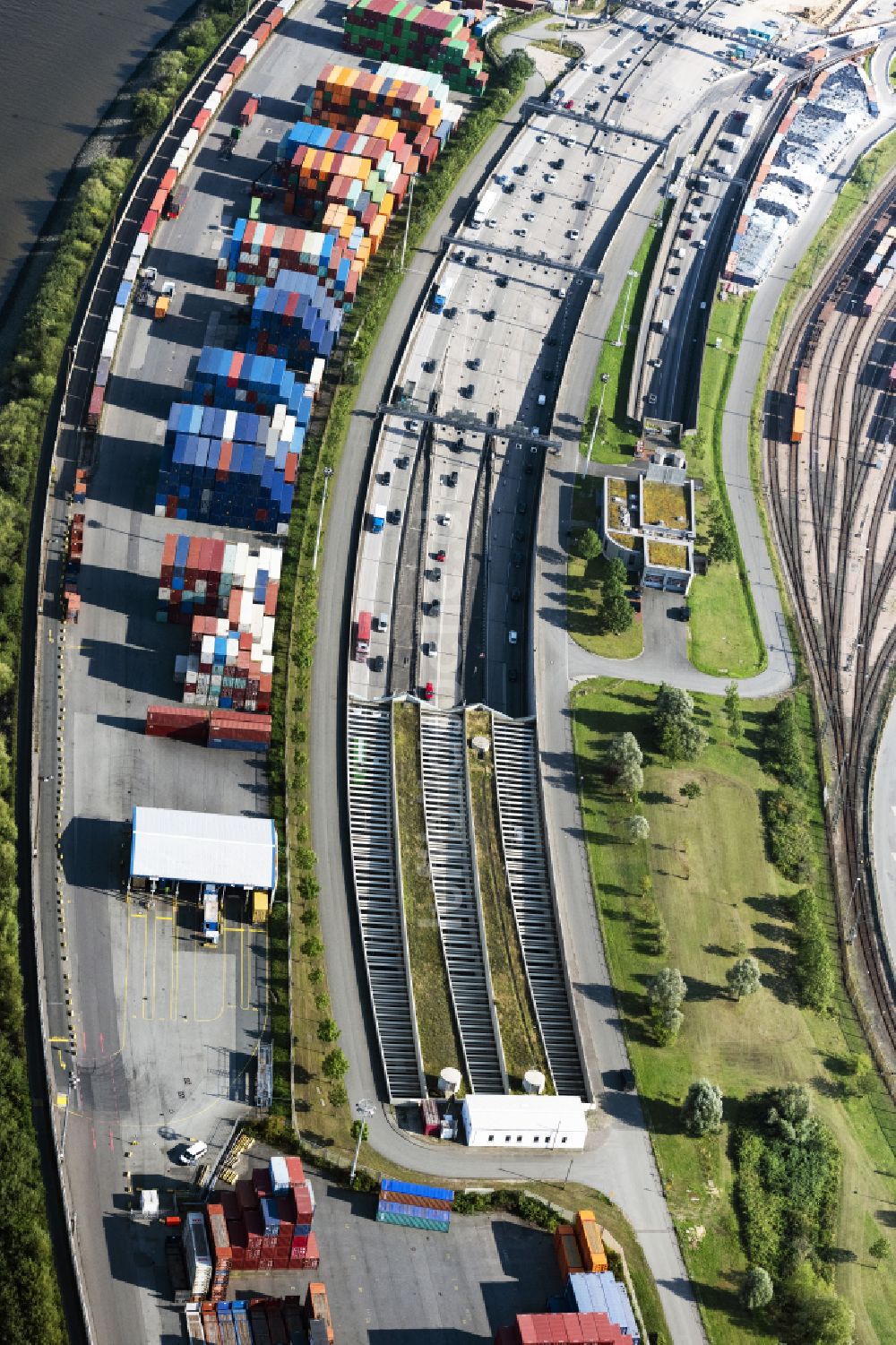 Hamburg von oben - Autobahn- Tunnelbauwerk der BAB A7 - Köhlbrand - Elbtunnel im Ortsteil Waltershof in Hamburg, Deutschland