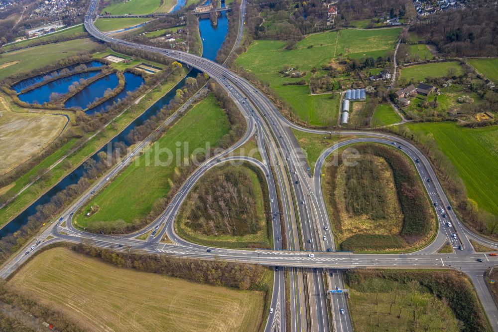 Luftbild Duisburg - Autobahnabfahrt der BAB A40 an der Carl-Benz-Straße im Ortsteil Duissern in Duisburg im Bundesland Nordrhein-Westfalen, Deutschland