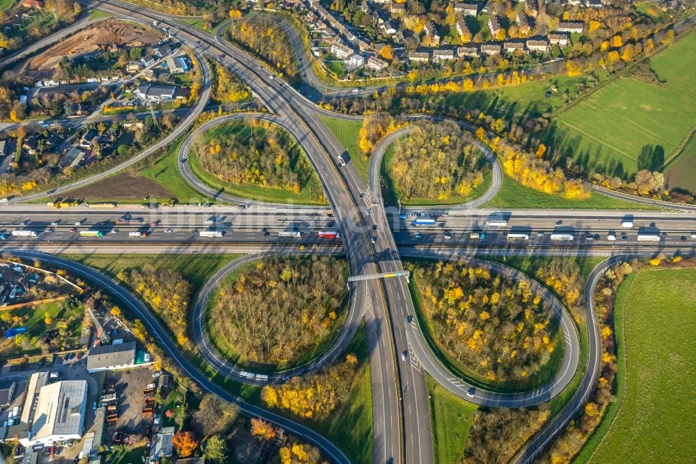 Duisburg aus der Vogelperspektive: Autobahnabfahrt der BAB A40 Duisburg-Rheinhausen in Duisburg im Bundesland Nordrhein-Westfalen, Deutschland