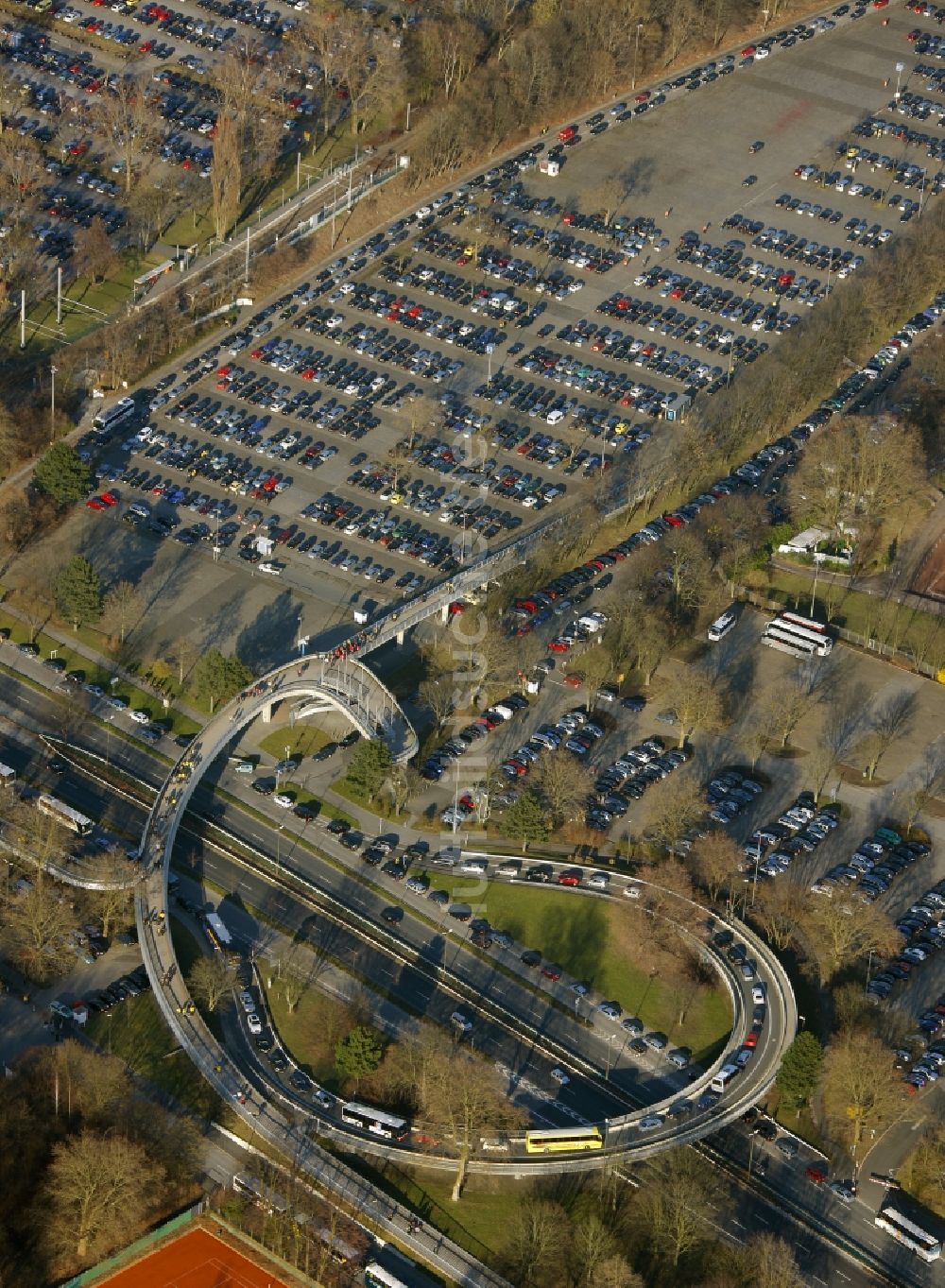 Dortmund von oben - Autobahnabfahrt an der BAB B1 entlang der Wittekindstraße in Dortmund im Bundesland Nordrhein-Westfalen