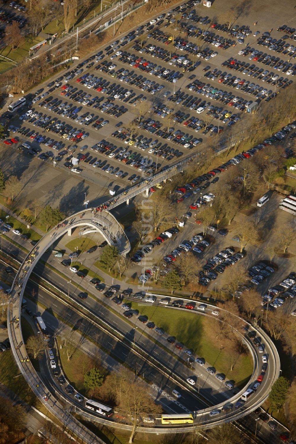 Dortmund aus der Vogelperspektive: Autobahnabfahrt an der BAB B1 entlang der Wittekindstraße in Dortmund im Bundesland Nordrhein-Westfalen