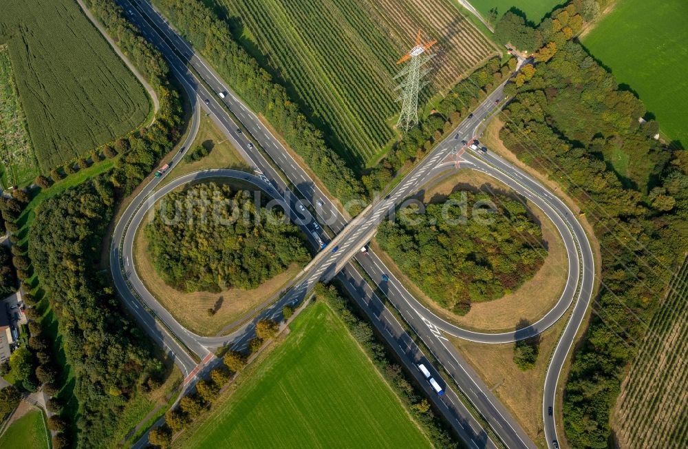 Bottrop von oben - Autobahnabfahrt der BAB A31 am Friesenspieß bei Kirchhellen in Bottrop im Bundesland Nordrhein-Westfalen