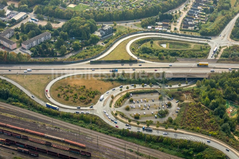 Luftaufnahme Gelsenkirchen - Autobahnabfahrt der BAB A42 Gelsenkirchen-Schalke in Gelsenkirchen im Bundesland Nordrhein-Westfalen, Deutschland