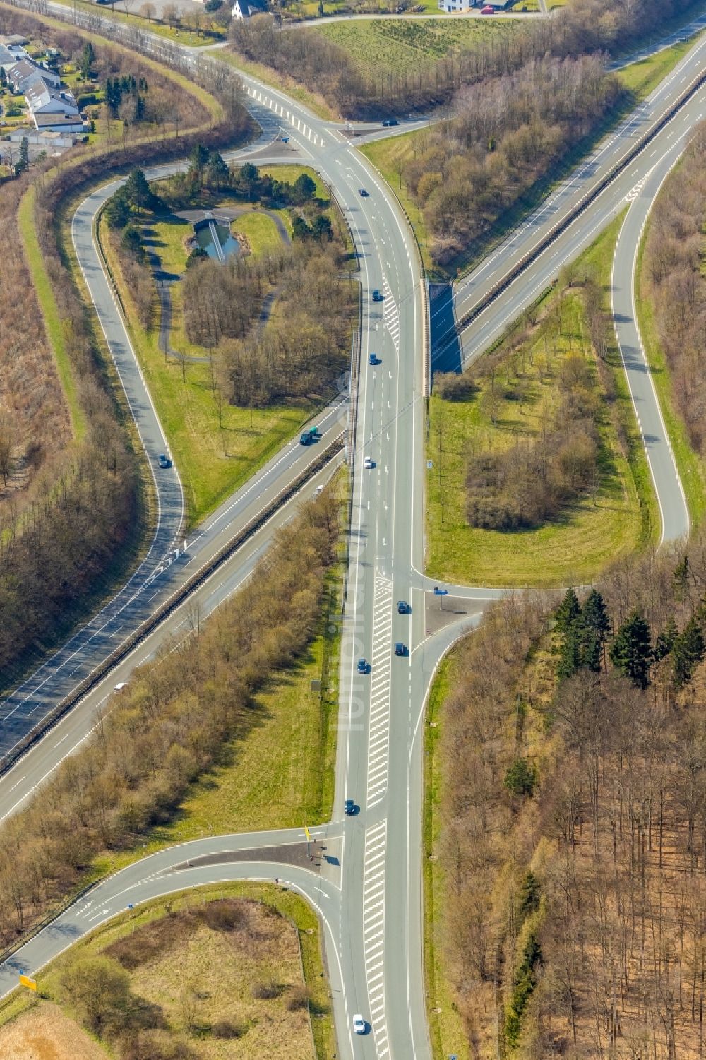 Meschede von oben - Autobahnabfahrt der BAB A46 in Meschede im Bundesland Nordrhein-Westfalen, Deutschland