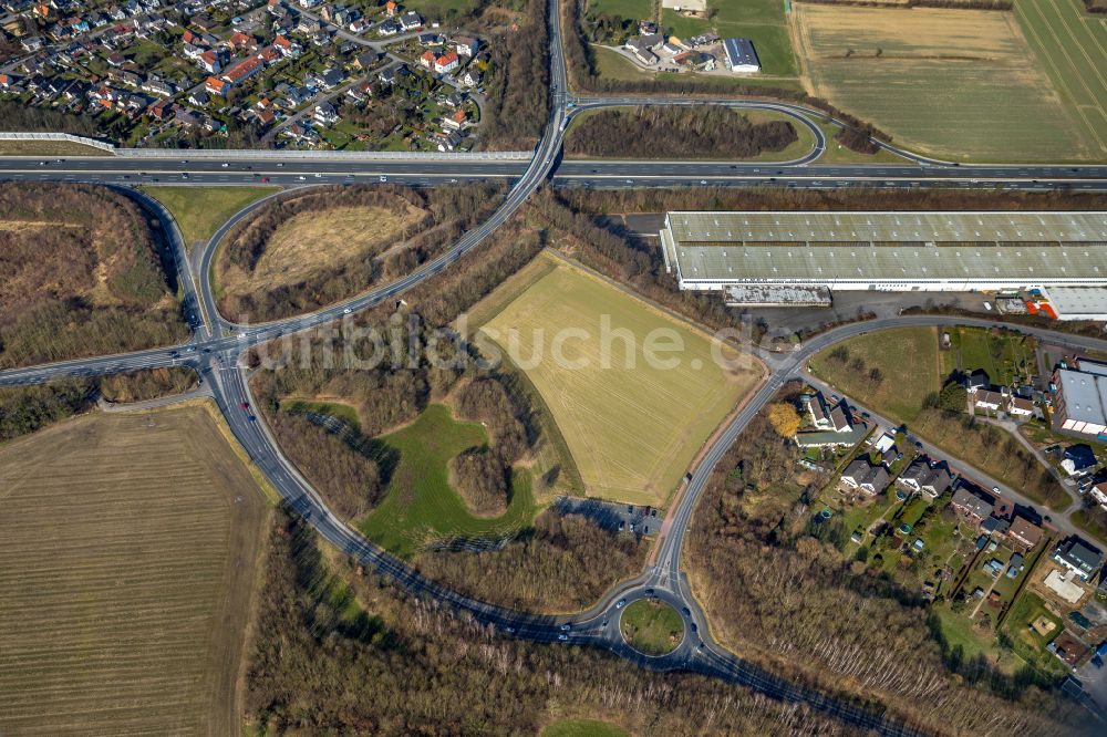 Bönen aus der Vogelperspektive: Autobahnabfahrt der BAB A2 im Ortsteil Nordbögge in Bönen im Bundesland Nordrhein-Westfalen, Deutschland