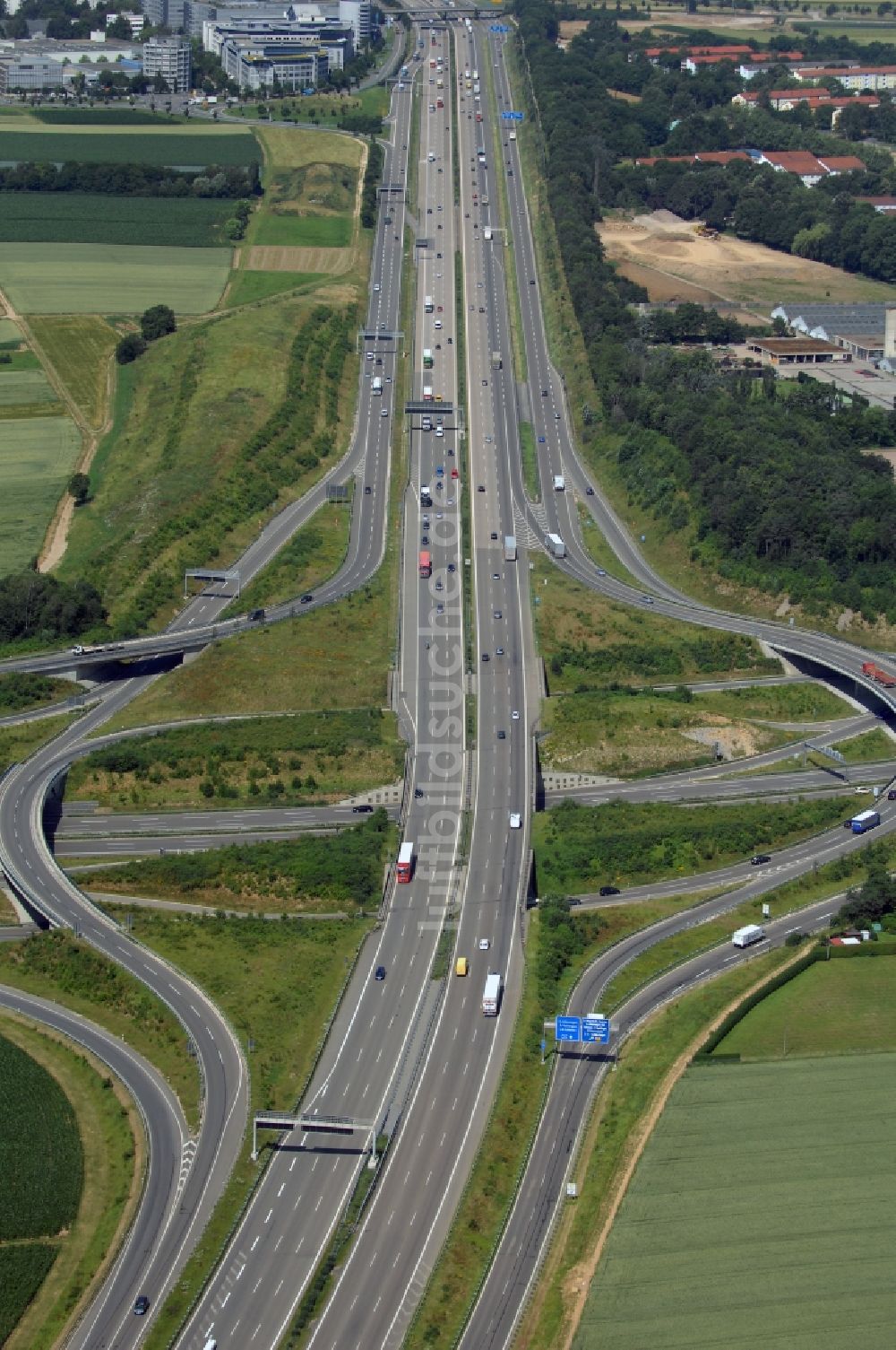 Stuttgart aus der Vogelperspektive: Autobahnabfahrt der BAB A8 Stuttgart-Möhringen im Ortsteil Fasanenhof in Stuttgart im Bundesland Baden-Württemberg, Deutschland