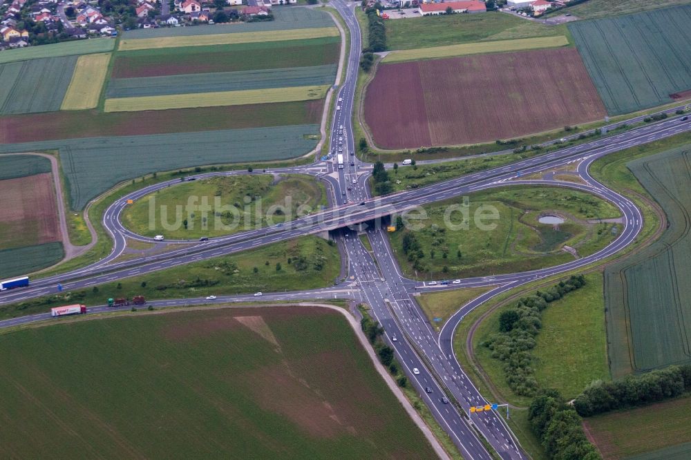 Geldersheim aus der Vogelperspektive: Autobahnabfahrt der BAB A71 zur B303 in Geldersheim im Bundesland Bayern, Deutschland