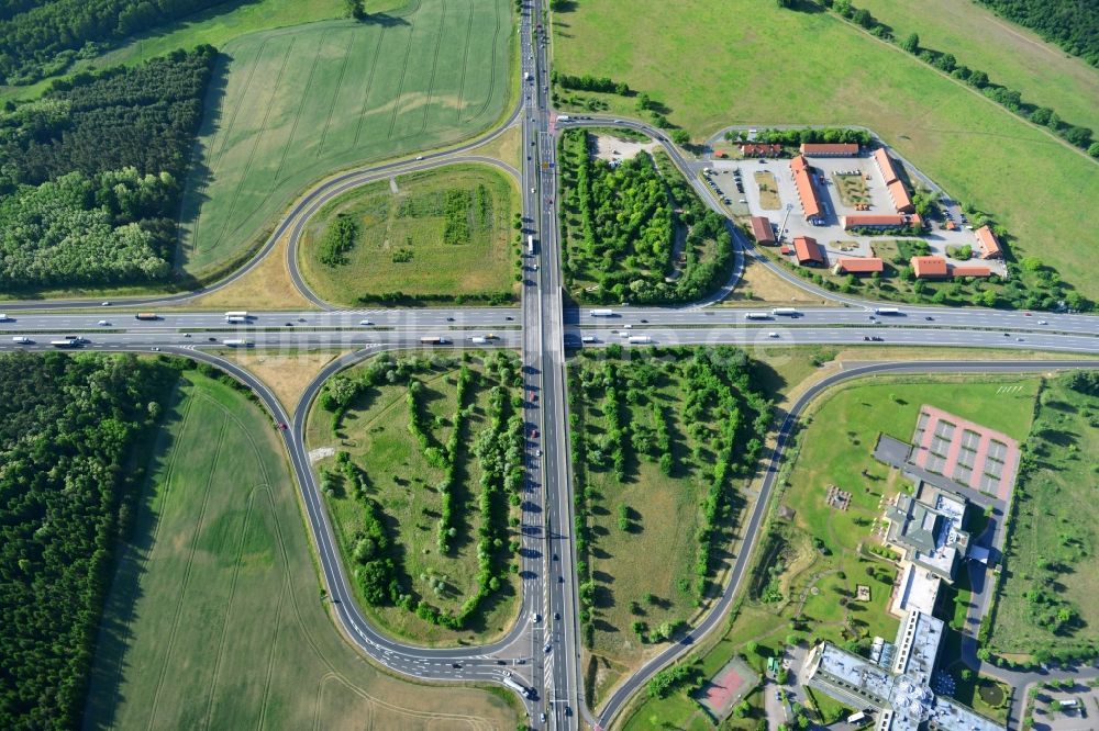 Rangsdorf aus der Vogelperspektive: Autobahnabfahrt BAB A10 - E30 zur B96 in Rangsdorf im Bundesland Brandenburg