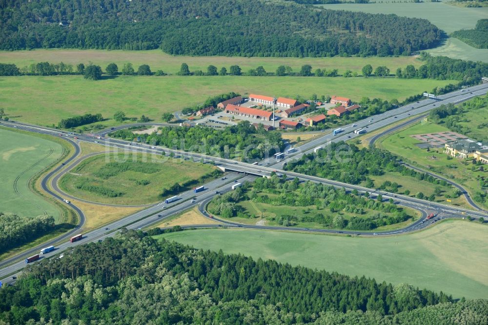 Rangsdorf aus der Vogelperspektive: Autobahnabfahrt BAB A10 - E30 zur B96 in Rangsdorf im Bundesland Brandenburg