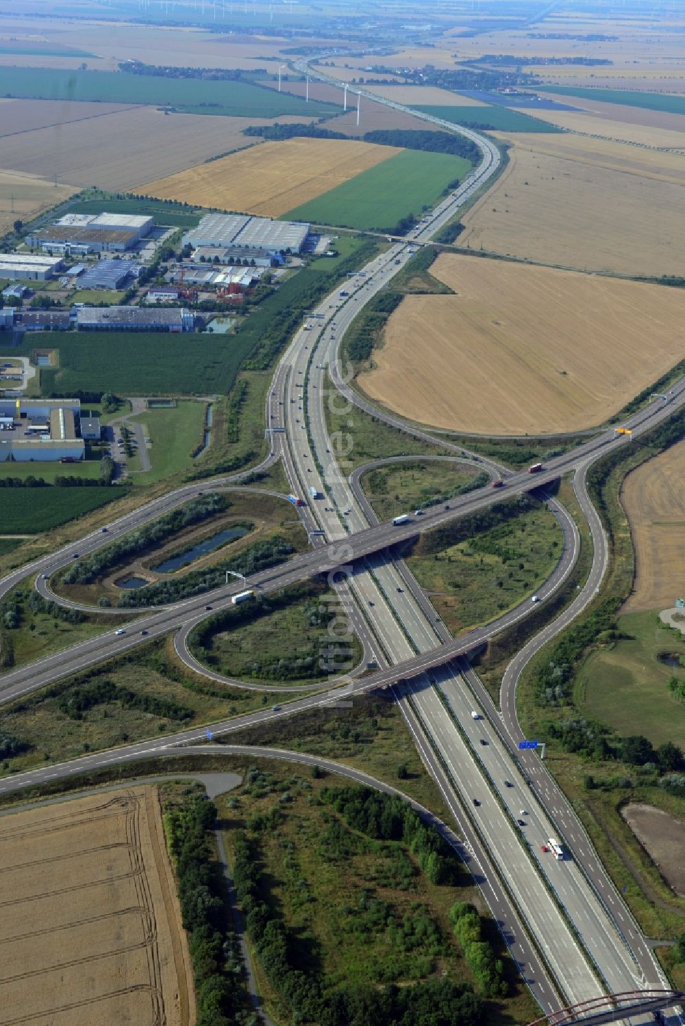 Brehna aus der Vogelperspektive: Autobahnabfahrt Brehna entlang der BAB A9 und der Bundestraße B100 bei Brehna im Bundesland Sachsen-Anhalt