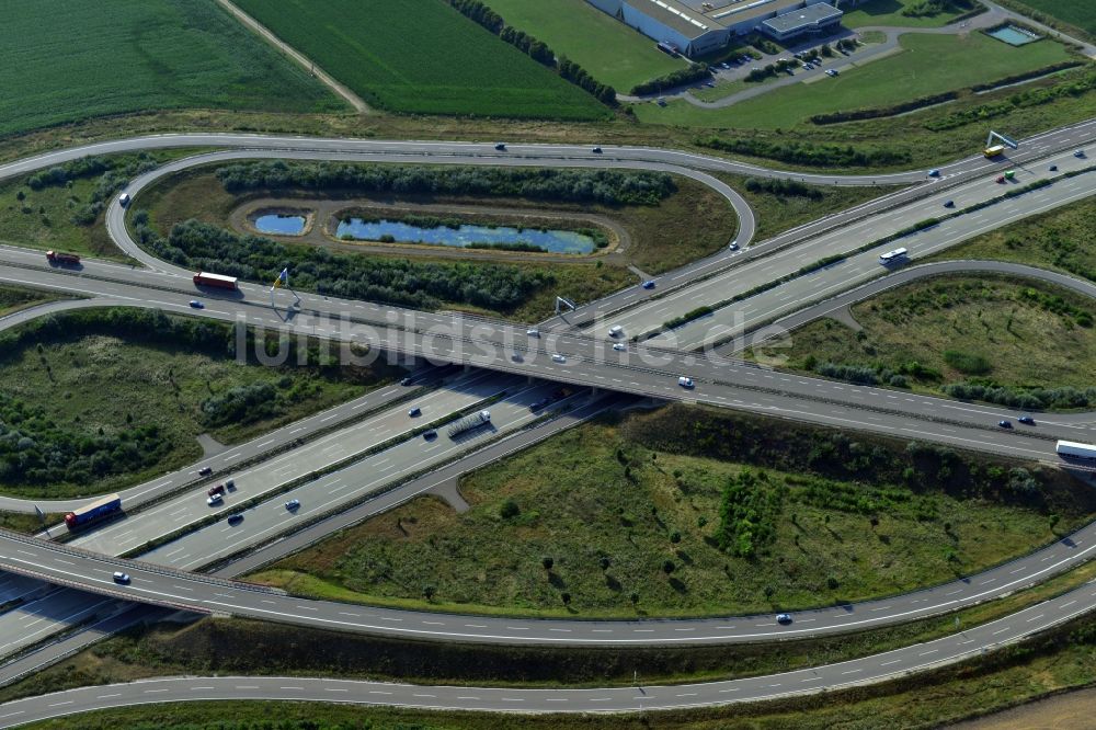 Luftaufnahme Brehna - Autobahnabfahrt Brehna entlang der BAB A9 und der Bundestraße B100 bei Brehna im Bundesland Sachsen-Anhalt