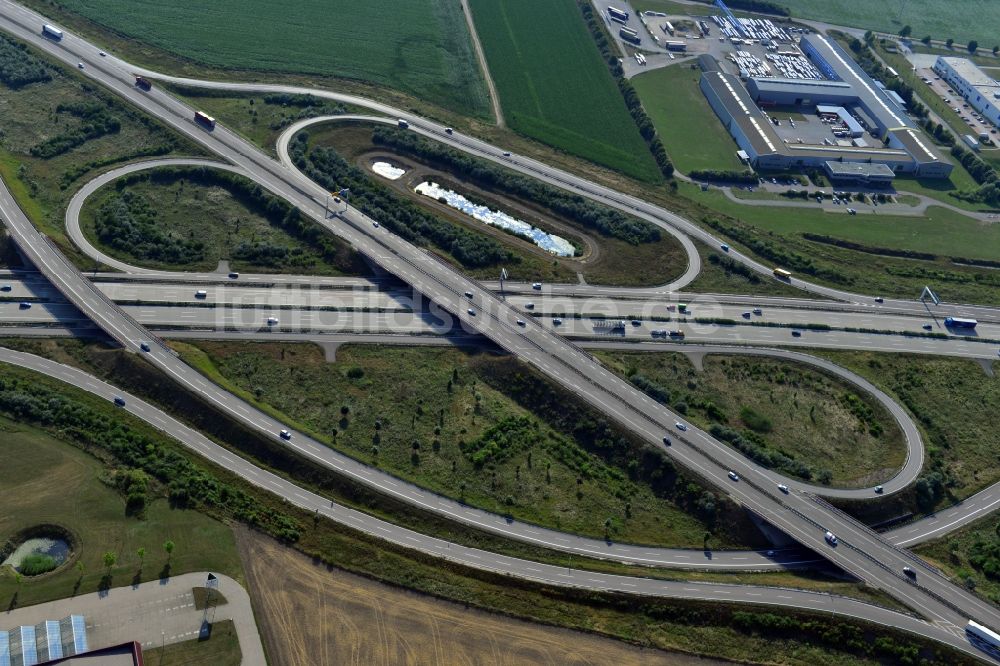 Brehna aus der Vogelperspektive: Autobahnabfahrt Brehna entlang der BAB A9 und der Bundestraße B100 bei Brehna im Bundesland Sachsen-Anhalt