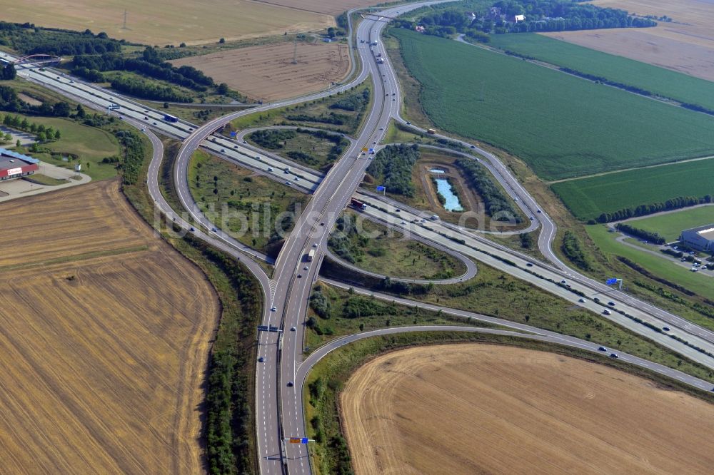 Brehna aus der Vogelperspektive: Autobahnabfahrt Brehna entlang der BAB A9 und der Bundestraße B100 bei Brehna im Bundesland Sachsen-Anhalt