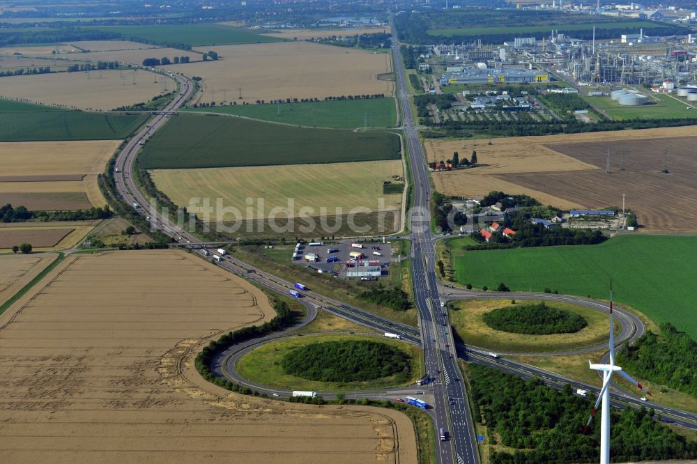 Luftbild Leuna - Autobahnabfahrt Leuna entlang der BAB A38 und der Bundestraße B91 bei Leuna im Bundesland Sachsen-Anhalt