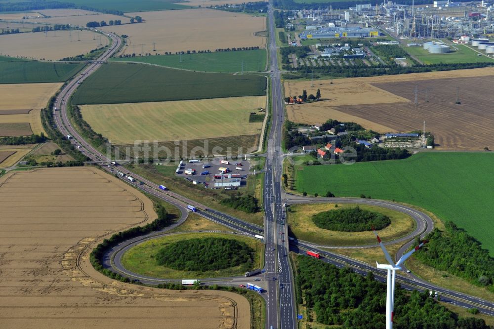 Luftaufnahme Leuna - Autobahnabfahrt Leuna entlang der BAB A38 und der Bundestraße B91 bei Leuna im Bundesland Sachsen-Anhalt