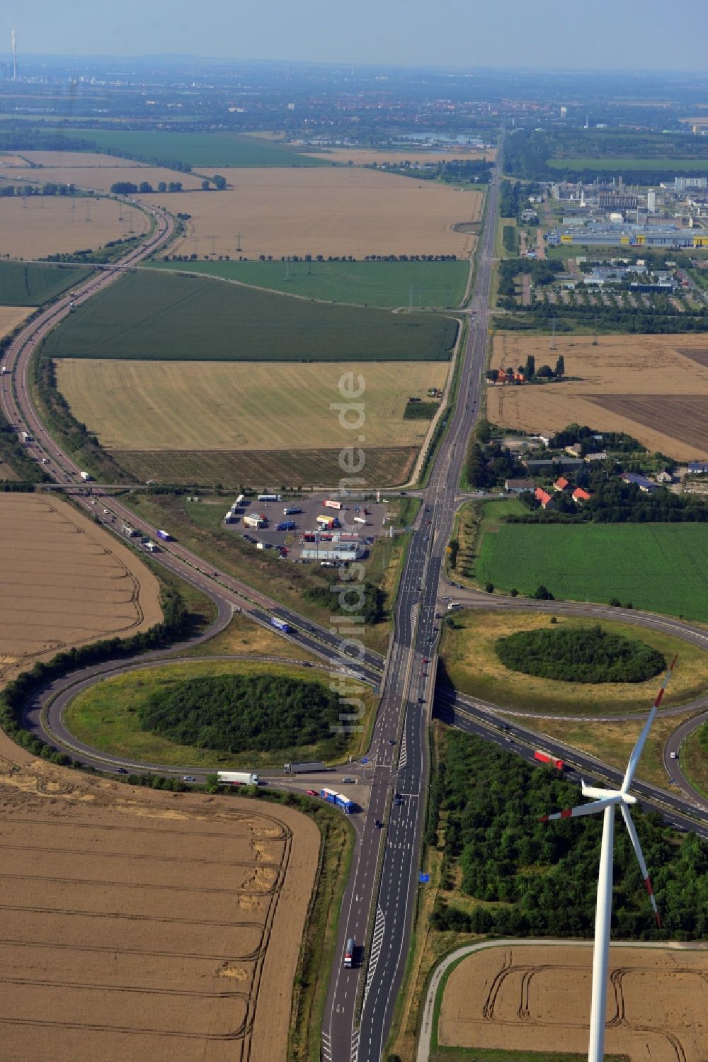 Leuna von oben - Autobahnabfahrt Leuna entlang der BAB A38 und der Bundestraße B91 bei Leuna im Bundesland Sachsen-Anhalt