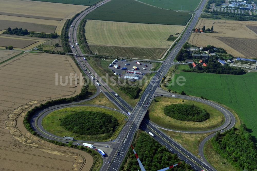 Leuna aus der Vogelperspektive: Autobahnabfahrt Leuna entlang der BAB A38 und der Bundestraße B91 bei Leuna im Bundesland Sachsen-Anhalt