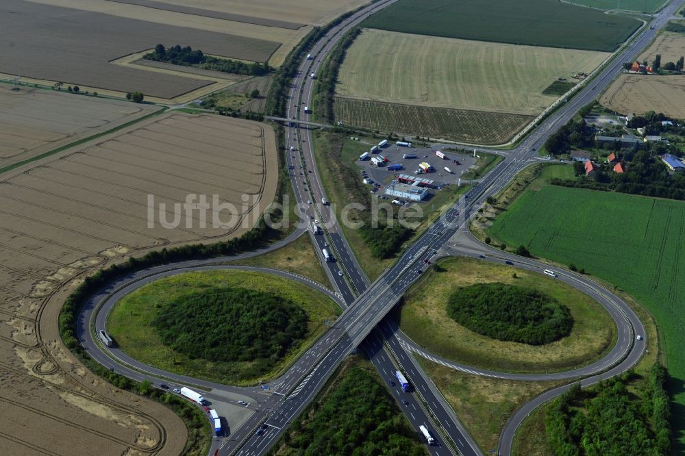 Luftbild Leuna - Autobahnabfahrt Leuna entlang der BAB A38 und der Bundestraße B91 bei Leuna im Bundesland Sachsen-Anhalt