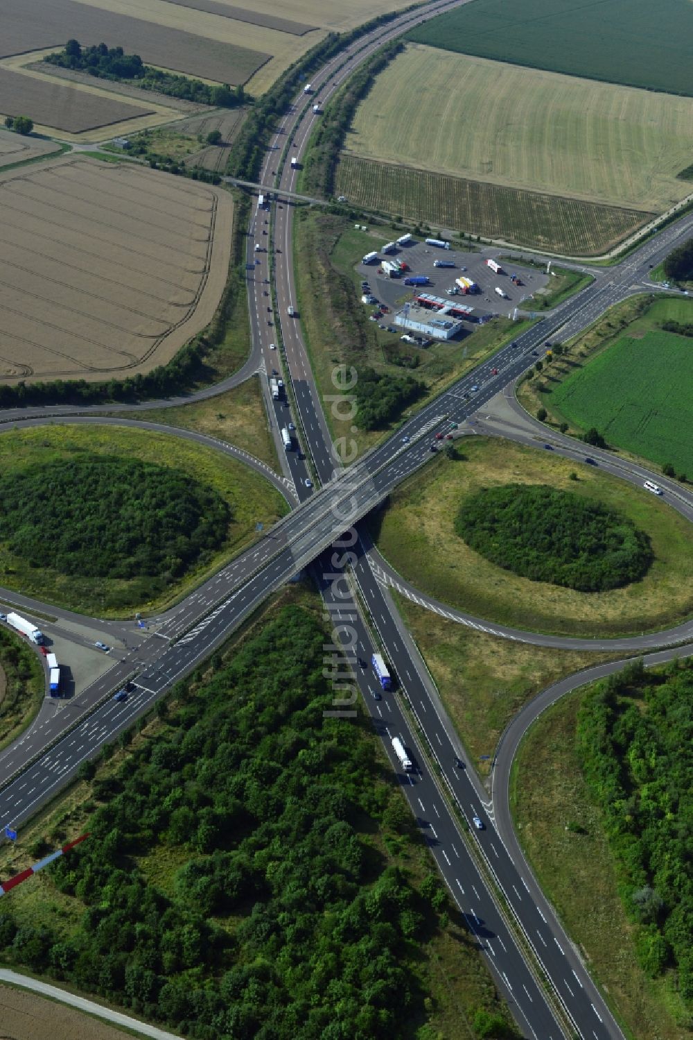 Luftaufnahme Leuna - Autobahnabfahrt Leuna entlang der BAB A38 und der Bundestraße B91 bei Leuna im Bundesland Sachsen-Anhalt