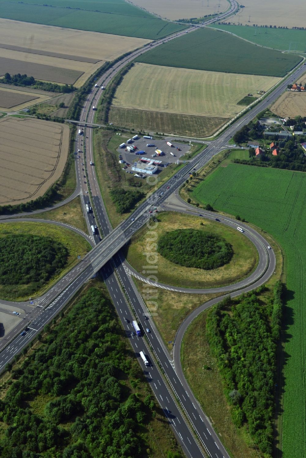 Leuna von oben - Autobahnabfahrt Leuna entlang der BAB A38 und der Bundestraße B91 bei Leuna im Bundesland Sachsen-Anhalt