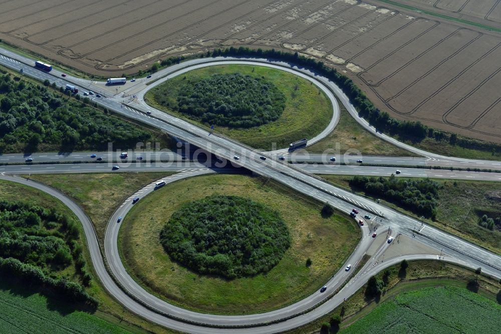 Leuna aus der Vogelperspektive: Autobahnabfahrt Leuna entlang der BAB A38 und der Bundestraße B91 bei Leuna im Bundesland Sachsen-Anhalt