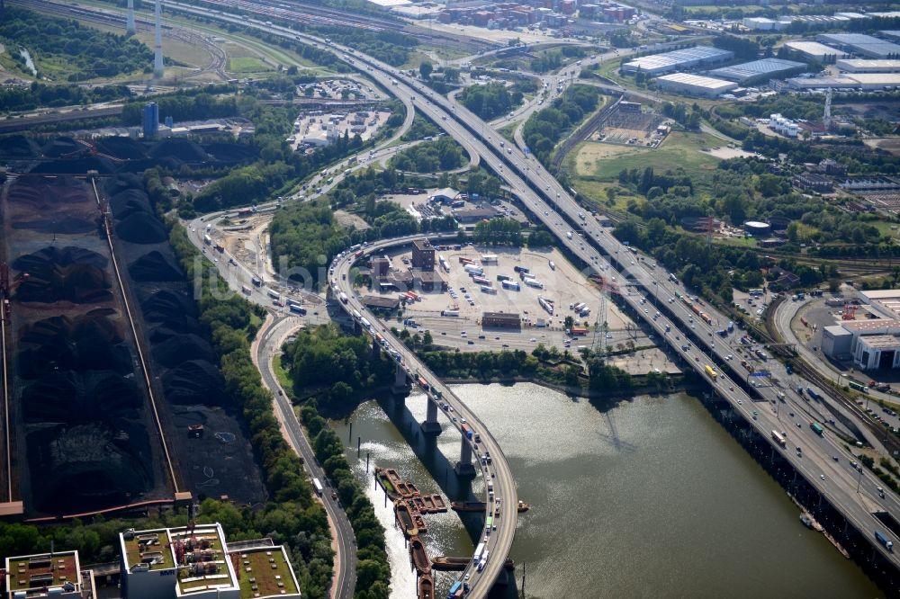 Hamburg aus der Vogelperspektive: Autobahnabfahrt A7 HH-Waltershof und Kurvenverlauf Finkenwerder Straße in Hamburg-Mitte / Waltershof