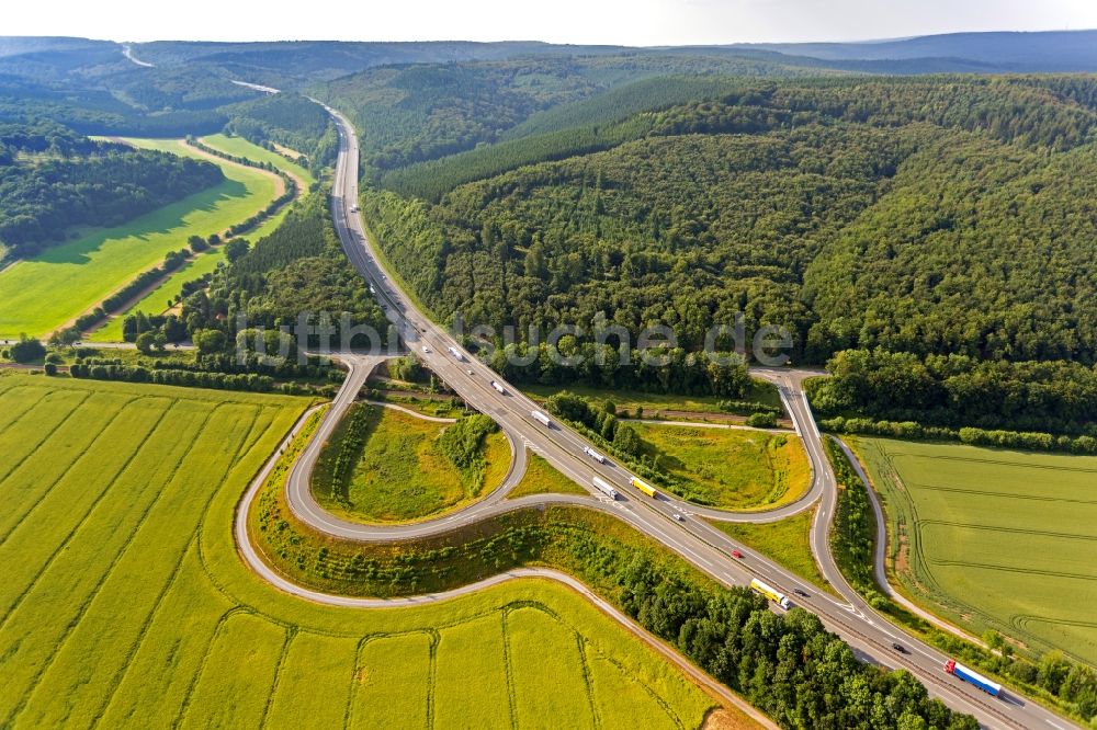 Westheim aus der Vogelperspektive: Autobahnausfahrt Marsberg bei Westheim im Bundesland Nordrhein-Westfalen