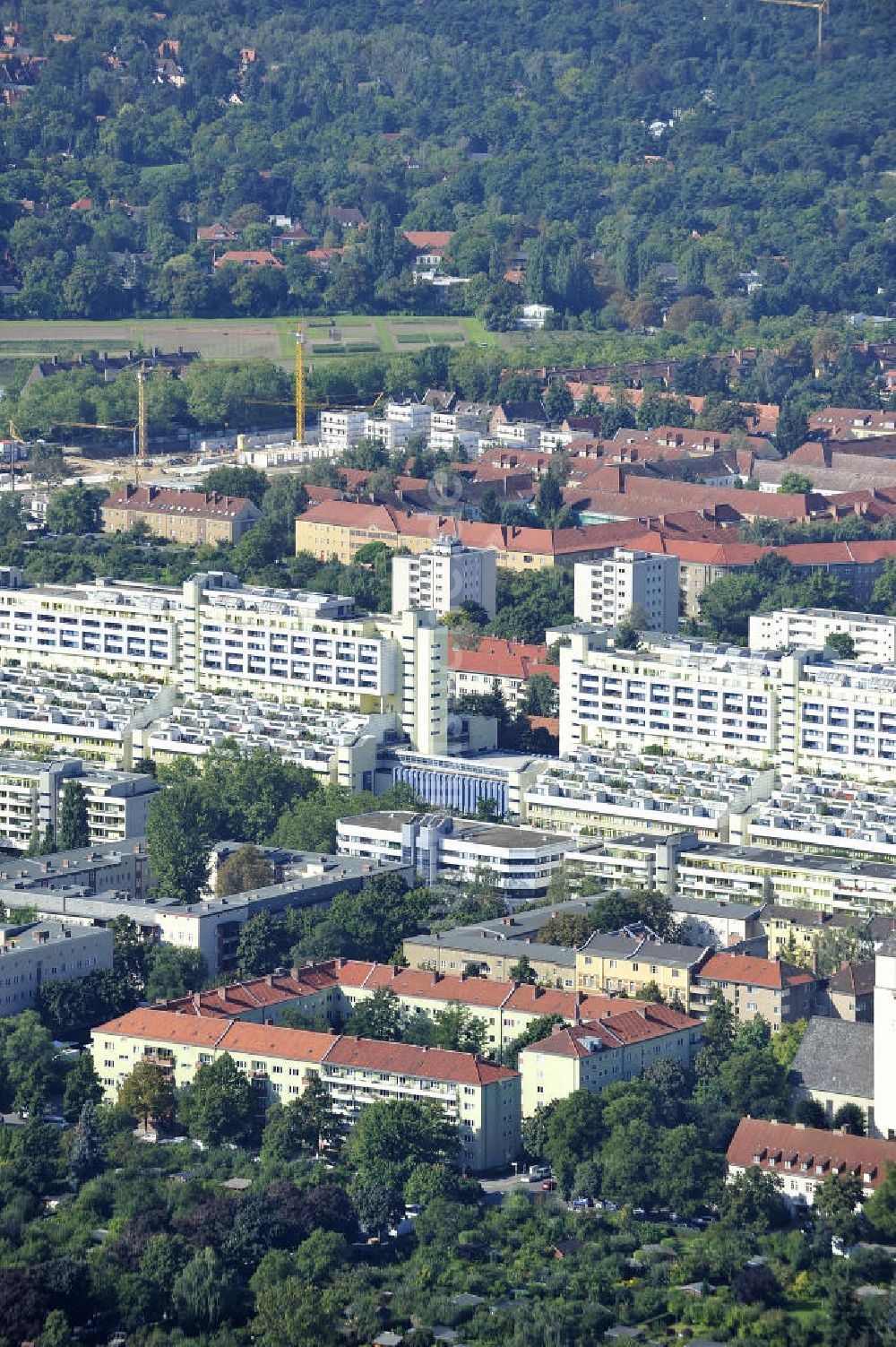 Berlin Wilmersdorf von oben - Autobahnüberbauung Schlangenbader Straße Berlin-Wilmersdorf