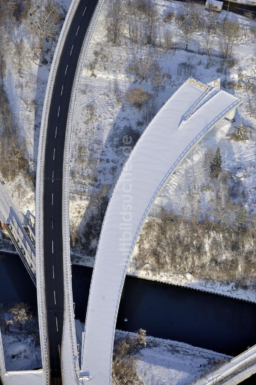 Berlin von oben - Autobahnüberführung zur A100 AS Gradestraße in Berlin-Tempelhof im Winter