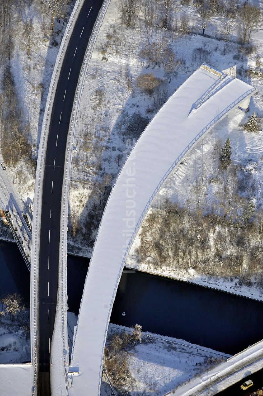 Berlin aus der Vogelperspektive: Autobahnüberführung zur A100 AS Gradestraße in Berlin-Tempelhof im Winter