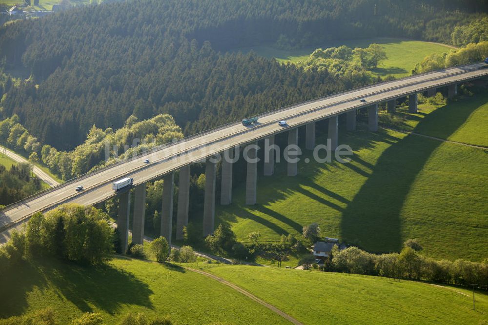 Beustenbach aus der Vogelperspektive: Autobahnbrücke der A45 bei Beustenbach, Nordrhein-Westfalen