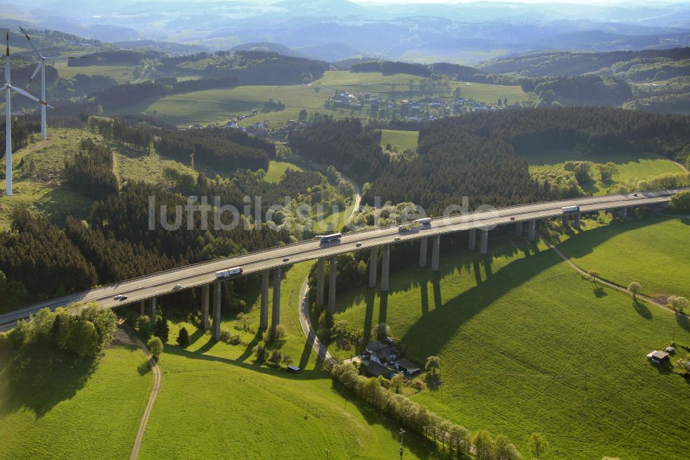 Luftbild Beustenbach - Autobahnbrücke der A45 bei Beustenbach, Nordrhein-Westfalen